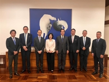 日系企業関係者とともに集合写真におさまる生稲政務官
