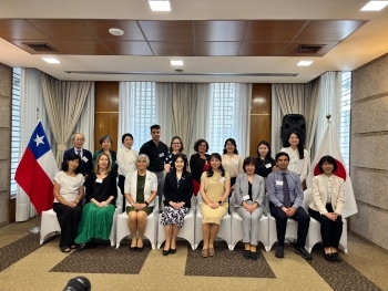 日本語教育関係者とともに集合写真撮影に応じる生稲政務官