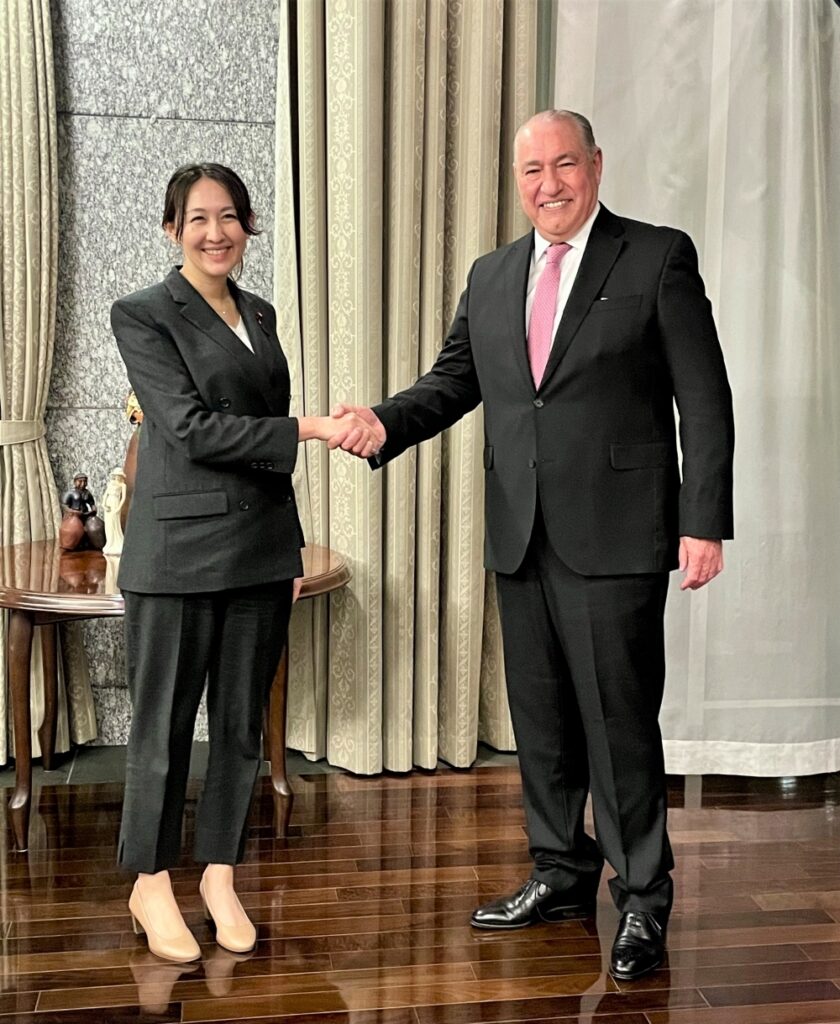 英利外務大臣政務官とセミナリオ駐日ペルー大使との夕食会|外務省 セミナリオ駐日ペルー大使と握手する英利政務官