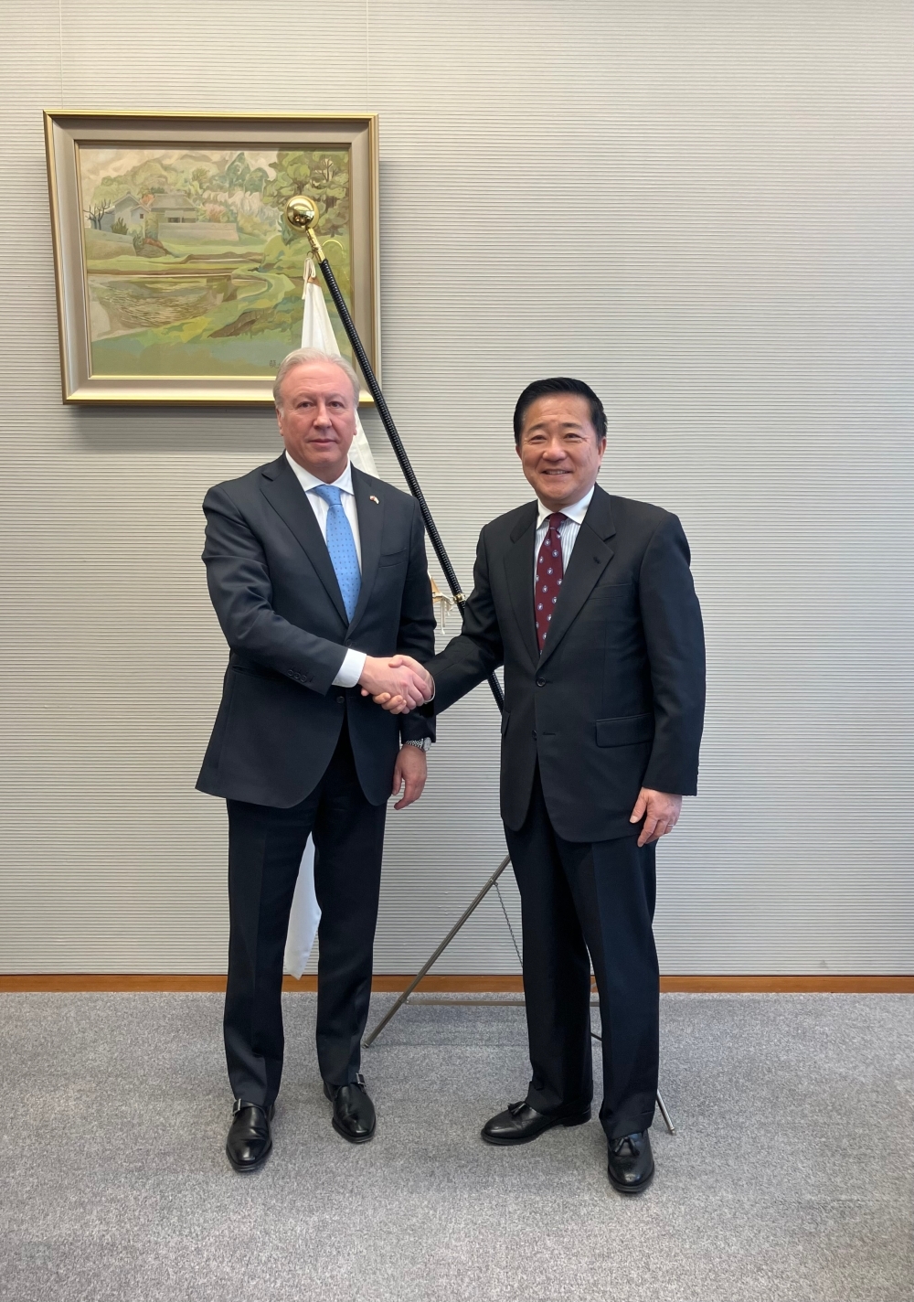 ロハス駐日チリ共和国大使と握手する長島補佐官