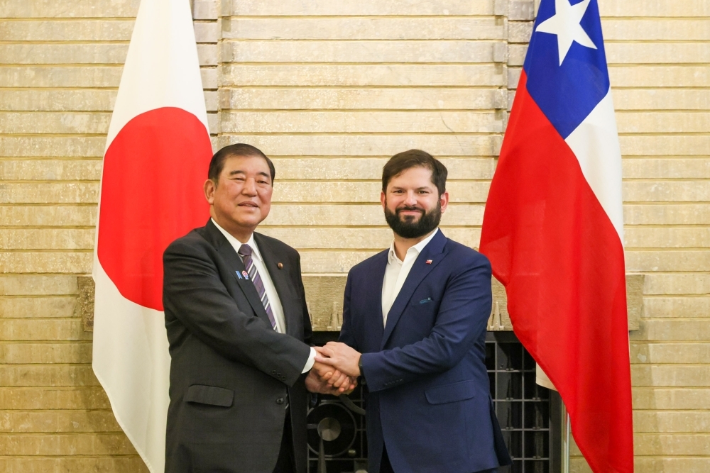 ボリッチ大統領と握手する石破総理大臣