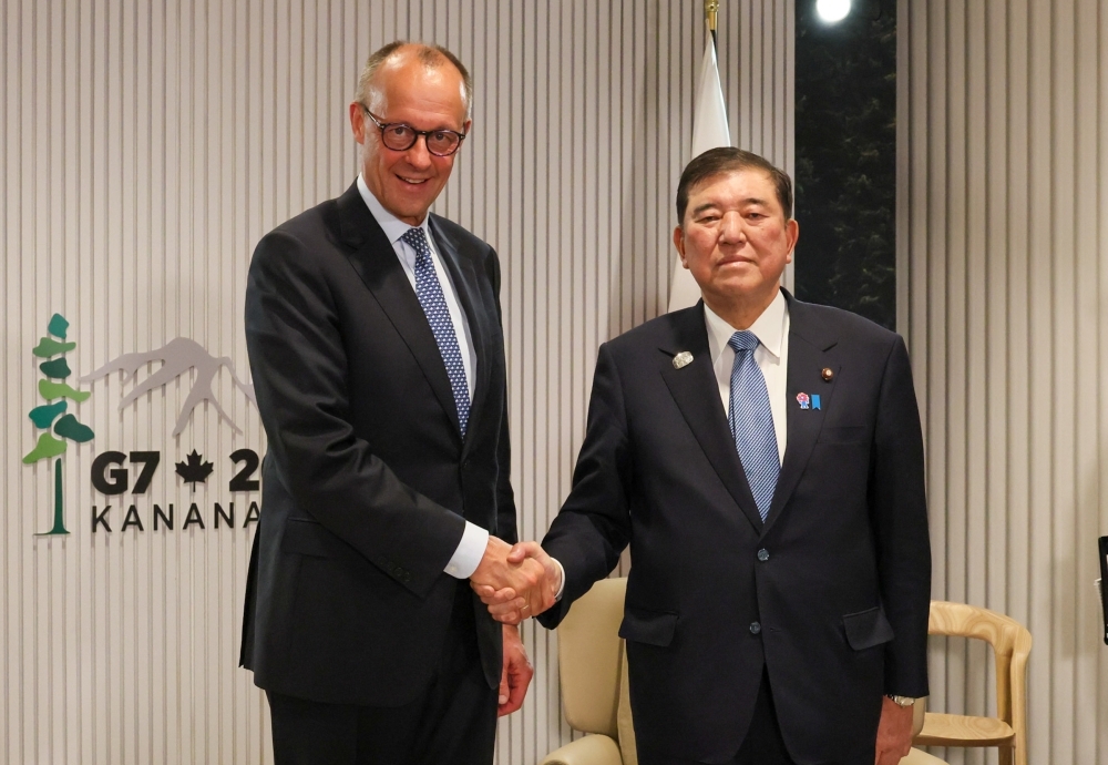 メルツ首相と握手する石破総理大臣