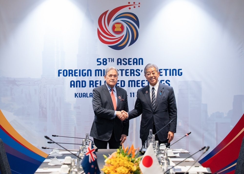 ニュージーランド外務大臣と握手する岩屋毅外務大臣