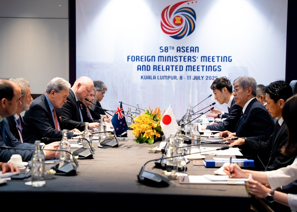 岩屋毅外務大臣とウィンストン・ピーターズ・ニュージーランド外務大臣の会合の様子