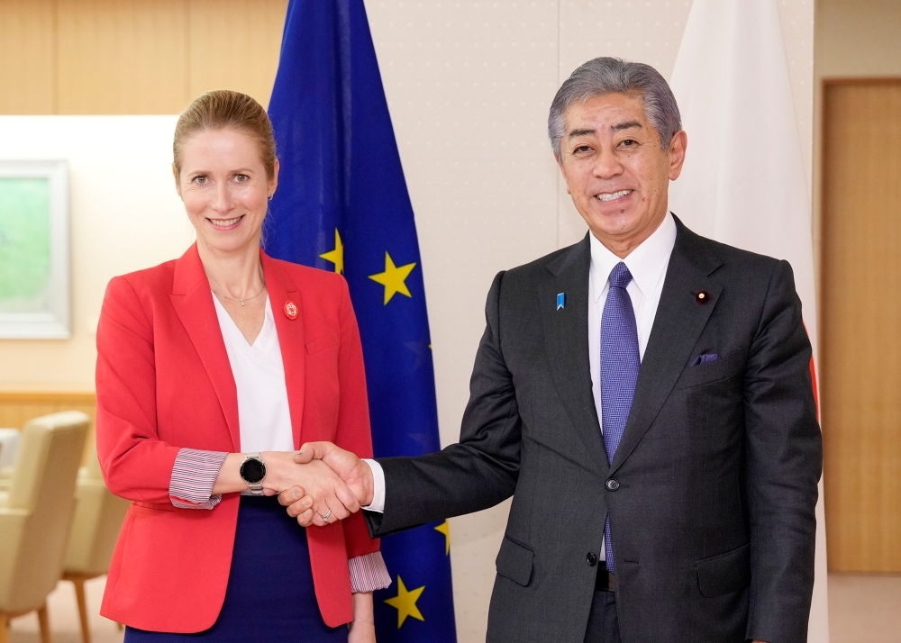 カッラス上級代表と握手する岩屋大臣