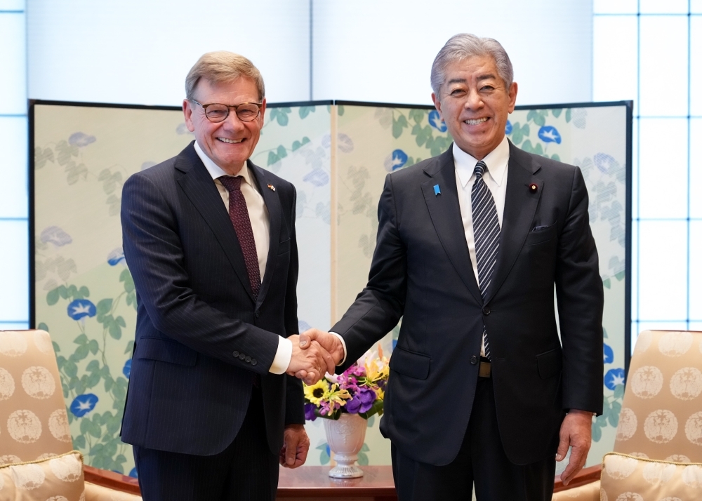 ヴァーデフール外相と握手する岩屋外務大臣