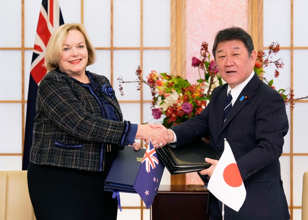 コリンズ国防大臣と握手する茂木外務大臣