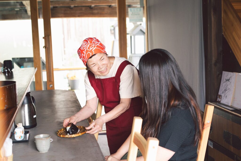 【岐阜県初】シニアが主役の“おむすび食堂” 岐阜市に誕生。「岐阜 街仲食堂 by ジーバーFOOD」 4月3日オープン! 【岐阜県初】シニアが主役の“おむすび食堂” 岐阜市に誕生。「岐阜 街仲食堂 by ジーバーFOOD」 4月3日オープン!