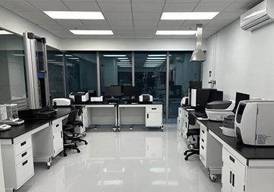 SMXに設置した分析計測機器のラボ