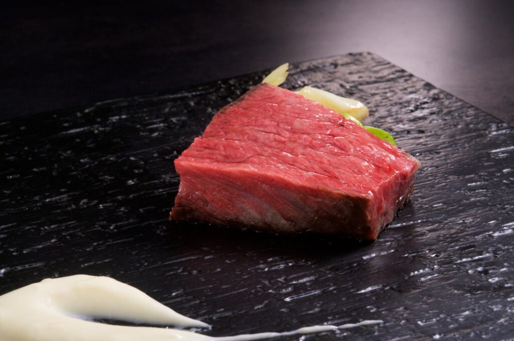 【青森 HOTEL Jogakura】青森が誇る倉石牛で拓く、新たな美食の章　“もう一皿の感動”を添える、倉石牛特別追加メニューを開始 | 株式会社城ヶ倉観光のプレスリリース