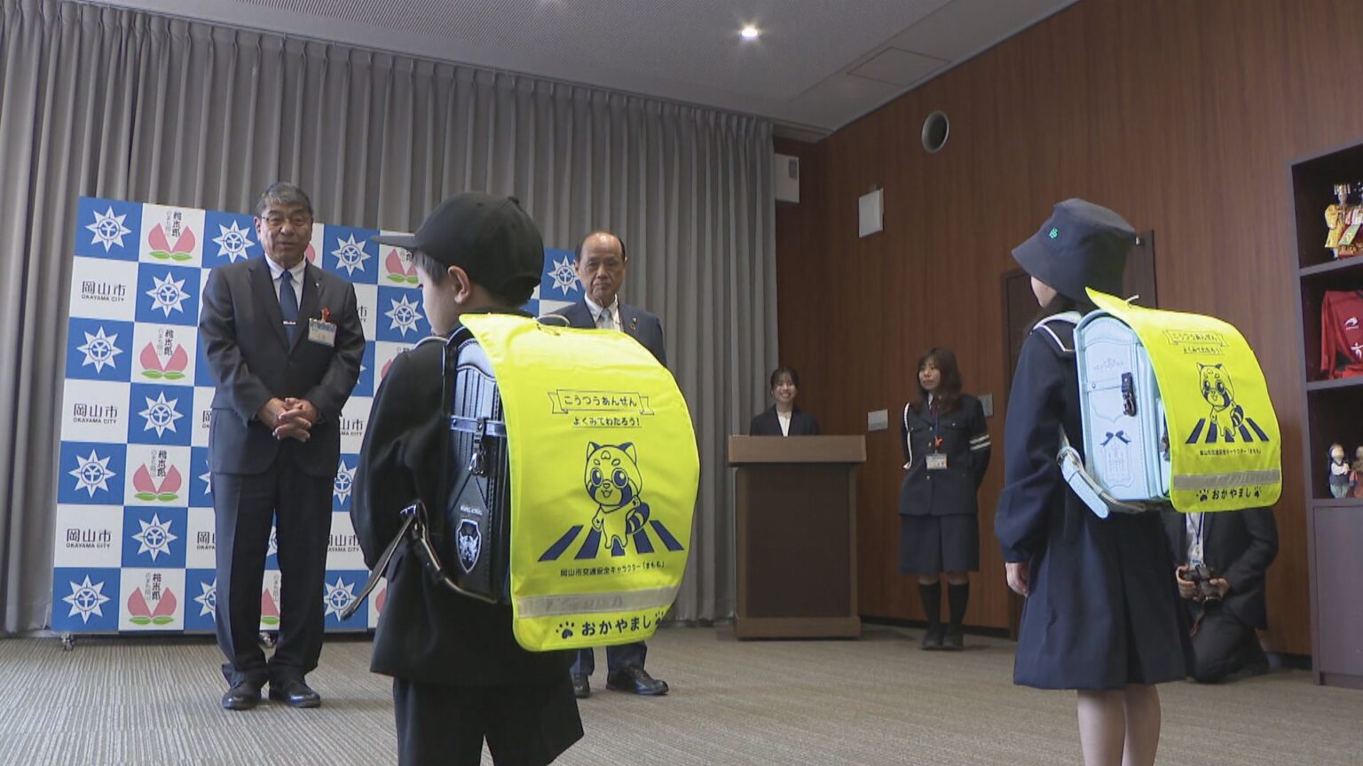 新1年生にランドセルカバーを贈呈 入学式を前に安全を願う 岡山市 | KSBニュース | KSB瀬戸内海放送 新1年生にランドセルカバーを贈呈 入学式を前に安全を願う 岡山市 | KSBニュース | KSB瀬戸内海放送