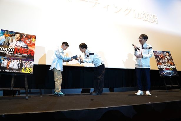 【写真を見る】「TOKYO MER」ファンミ—ティングイベントでのティーチインでは、質問をしたファンに作中使用のヘッドセットがプレゼントされた