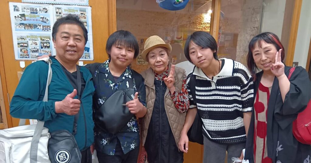 民泊生徒、伊江島再訪　茨城の飛毛さん、家族と共に