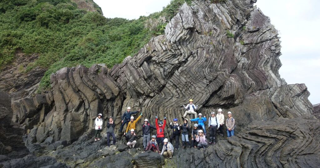 ぐにゃぐにゃ地層に感嘆　嘉陽層、県博学芸員が案内名護