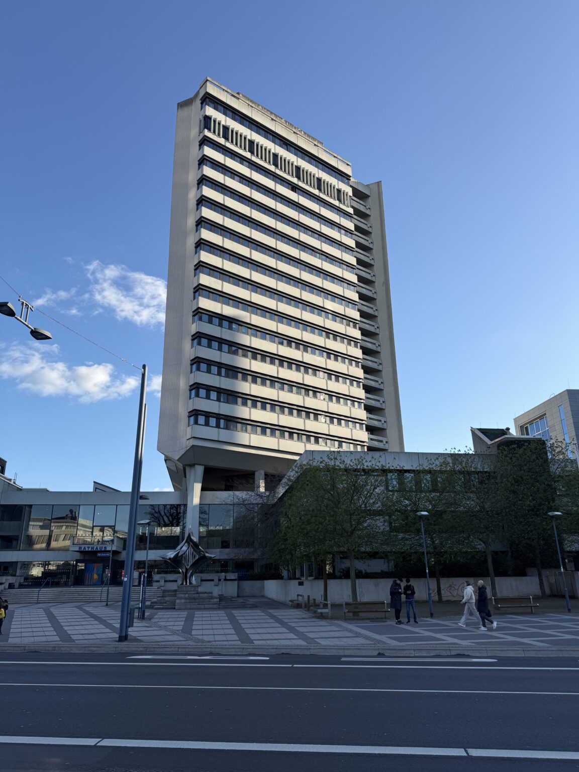 今日の午後、このとても素敵なブルータリズムの建物を見ました