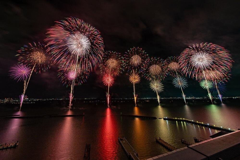 滋賀 「びわ湖大花火大会」琵琶湖上に12,000発の花火、ドローンショーや音楽との競演も - ファッションプレス