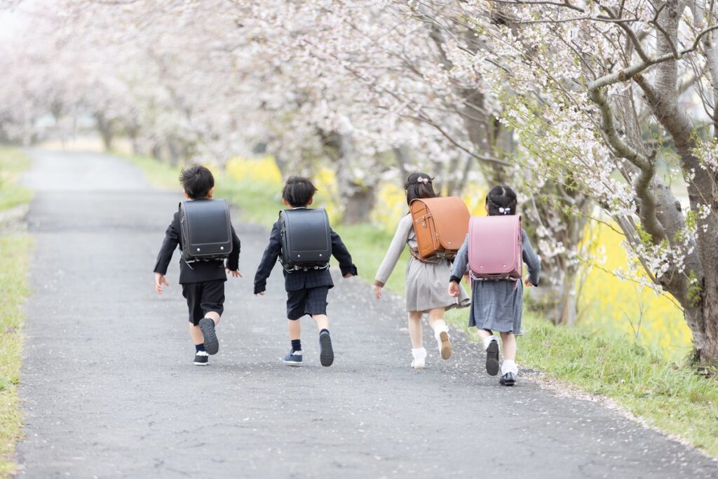 「小学校入学式にエルサのドレス？」場内騒然。先生が「ティアラは外して」と言った時に起きたこと【専門家助言】 | FORZA STYLE｜ファッション＆ライフスタイル[フォルツァスタイル]