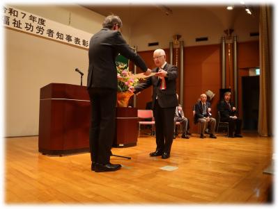 部長が代表受賞者に賞状を授与