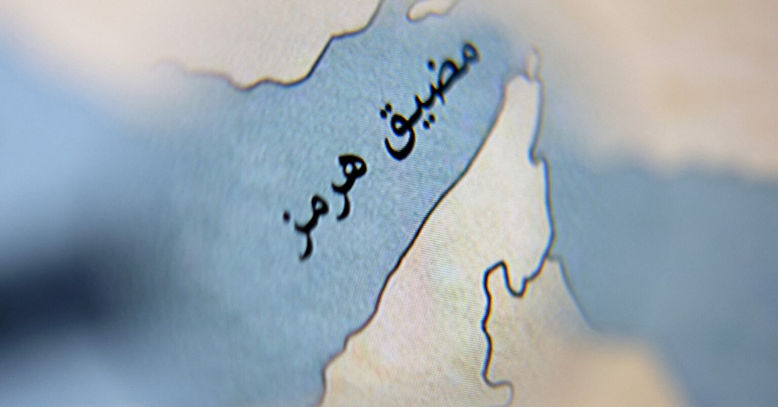 トランプ氏、ホルムズ海峡「時間あれば開放できる」 イラン戦争開始から5週間 | ロイター フランスのコンテナ船がホルムズ海峡通過、所有者変更で安全確保か | ロイター