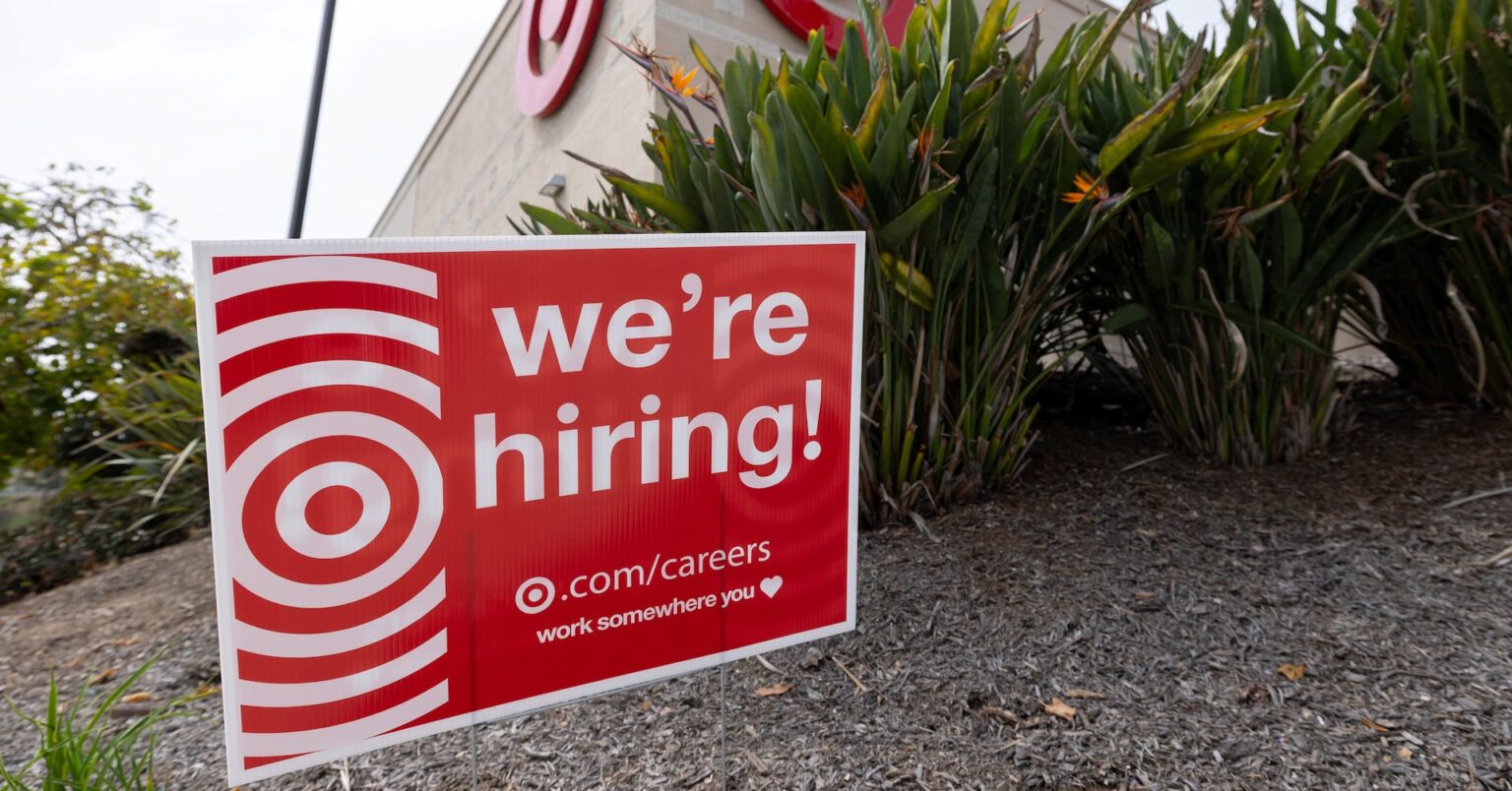 米3月雇用者数17.8万人増、過去15カ月で最多　失業率4.3％に低下 | ロイター