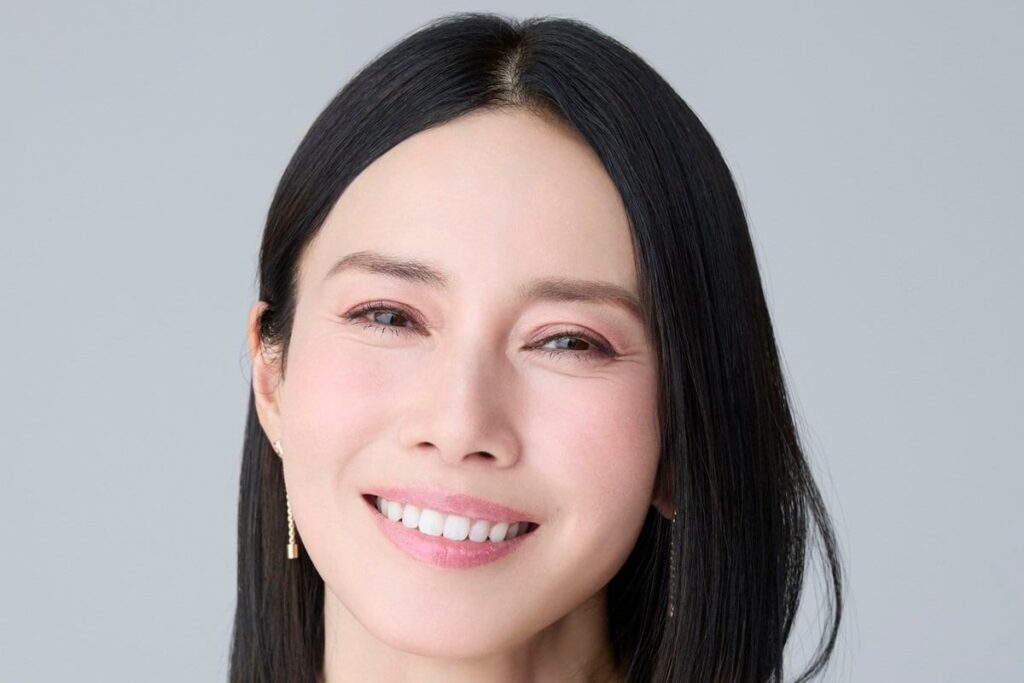中谷美紀 オーストリアの自宅で春の庭仕事。実用的なオーバーオール姿に「素敵です」自然と調和したヨーロッパのガーデニングにファンも注目 アプリコットやプラムの花が「春の便り」 家庭菜園やガーデニングについての調査を紹介 | LIMO