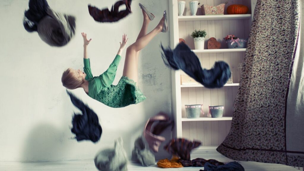 着るものがないのは、服が多すぎるから？ クローゼットいっぱいの服を前に、私たちはなぜそう感じるのか | Vogue Japan