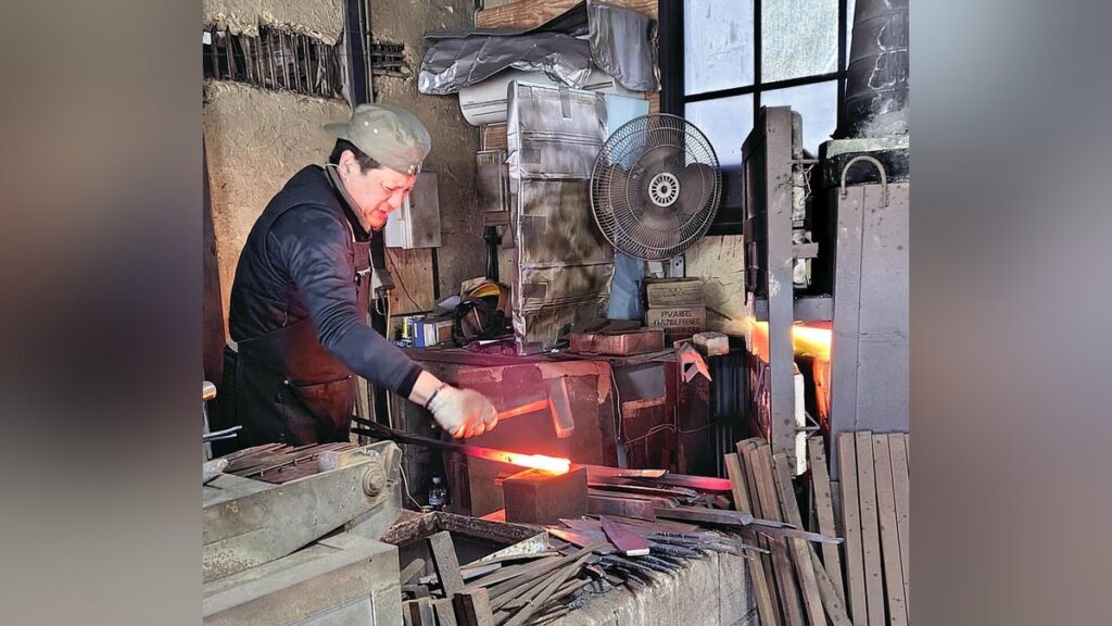 兵庫 三木市 田中誠貴 さん ゴスロリ調の包丁を生み出した職人の挑戦、「伝統を守り次代に引き継いでいくには僕ら自身が変わらないといけない」 : 読売新聞 兵庫 三木市 田中誠貴 さん ゴスロリ調の包丁を生み出した職人の挑戦、「伝統を守り次代に引き継いでいくには僕ら自身が変わらないといけない」 : 読売新聞