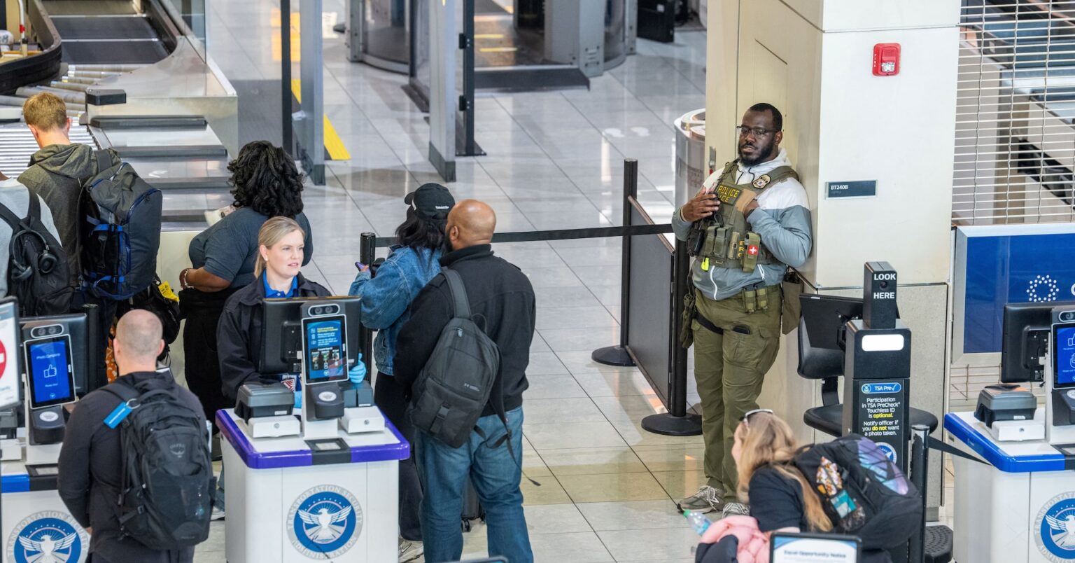 米政権、ＴＳＡ職員9400人超削減を提案　予算15億ドル減も | ロイター