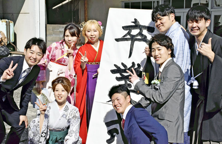 8 celebrate ‘graduation’ 15 years after Fukushima nuclear accident(福島原発事故から15年、8人が「卒業」を祝う) 8 celebrate 'graduation' 15 years after Fukushima nuclear accident(福島原発事故から15年、8人が「卒業」を祝う)