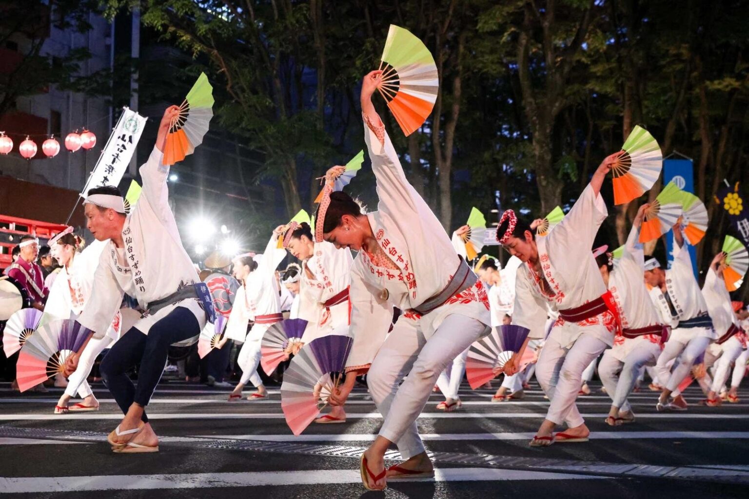 宮城「仙台・青葉まつり」扇を使った“すずめ踊り”や甲冑で練り歩く武者行列など – ファッションプレス 宮城「仙台・青葉まつり」扇を使った“すずめ踊り”や甲冑で練り歩く武者行列など - ファッションプレス