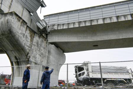 高架からダンプ２０メートル転落 大阪・南阪奈道路、運転手搬送 | 全国のニュース | 福井新聞ONLINE