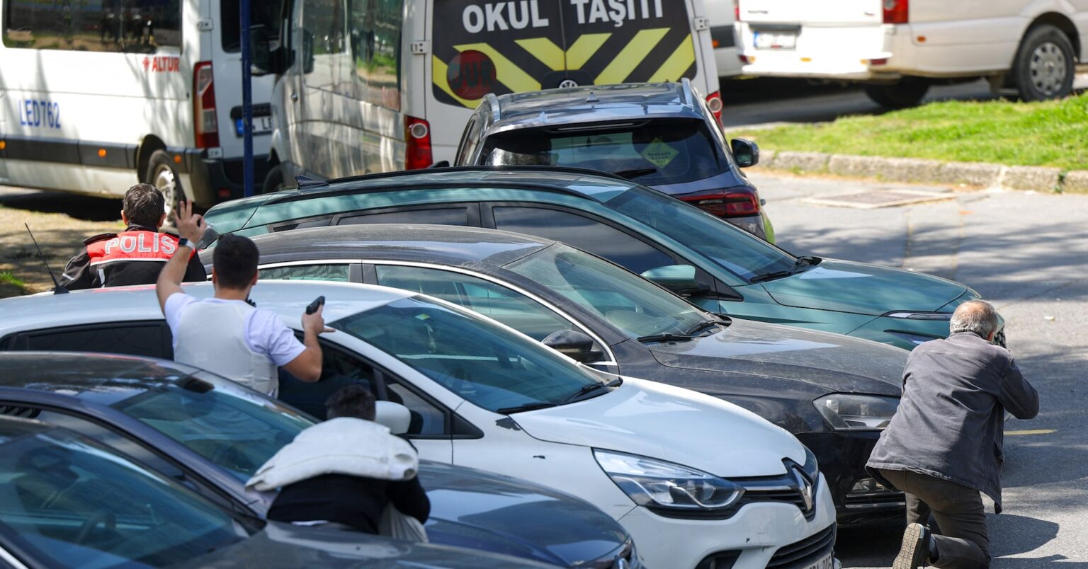 トルコのイスラエル総領事館前で白昼の銃撃戦、犯人1人死亡　宗教関連か | ロイター
