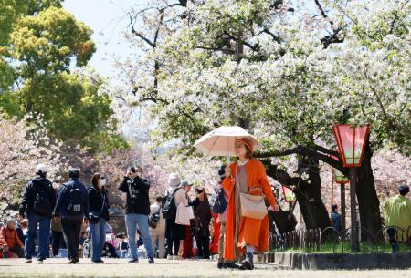 一足早く「桜の通り抜け」 大阪の造幣局、高齢者ら楽しむ | 全国のニュース | 福井新聞ONLINE 一足早く「桜の通り抜け」 大阪の造幣局、高齢者ら楽しむ | 全国のニュース | 福井新聞ONLINE