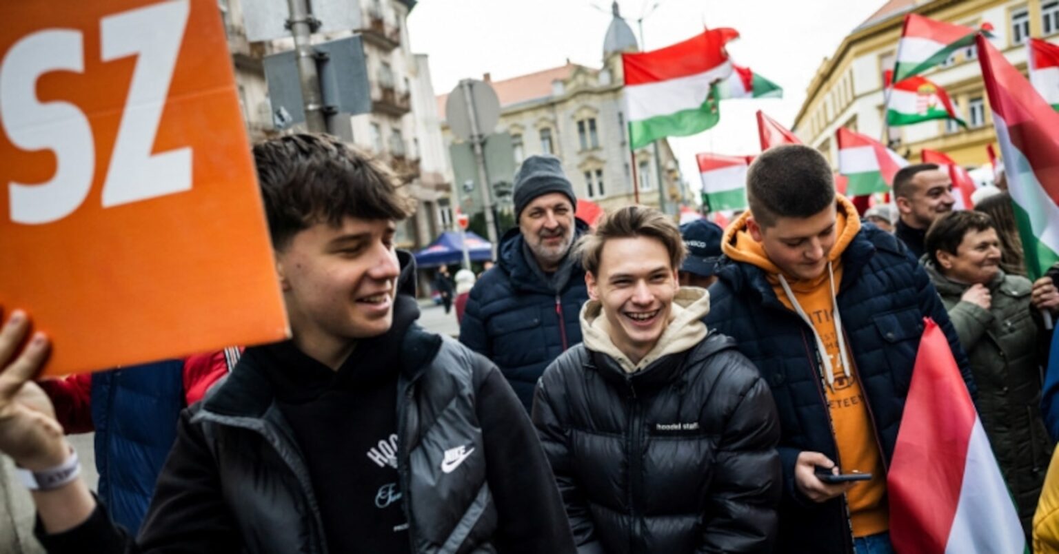 ハンガリー総選挙、若年層がオルバン氏離れ　再選なら国外移住との声も | ロイター