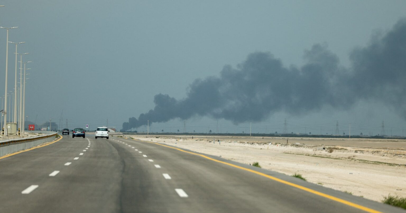サウジの東西石油パイプラインが損傷、イラン攻撃で 輸送に打撃 | ロイター サウジの東西石油パイプラインが損傷、イラン攻撃で 輸送に打撃 | ロイター