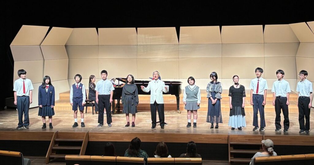 １２人全員が独唱披露　沖縄市ジュニア合唱団