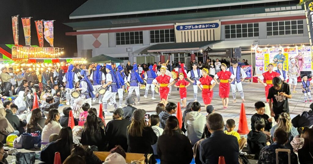 世代超えエイサー多彩　沖縄市山内中校区でイベント