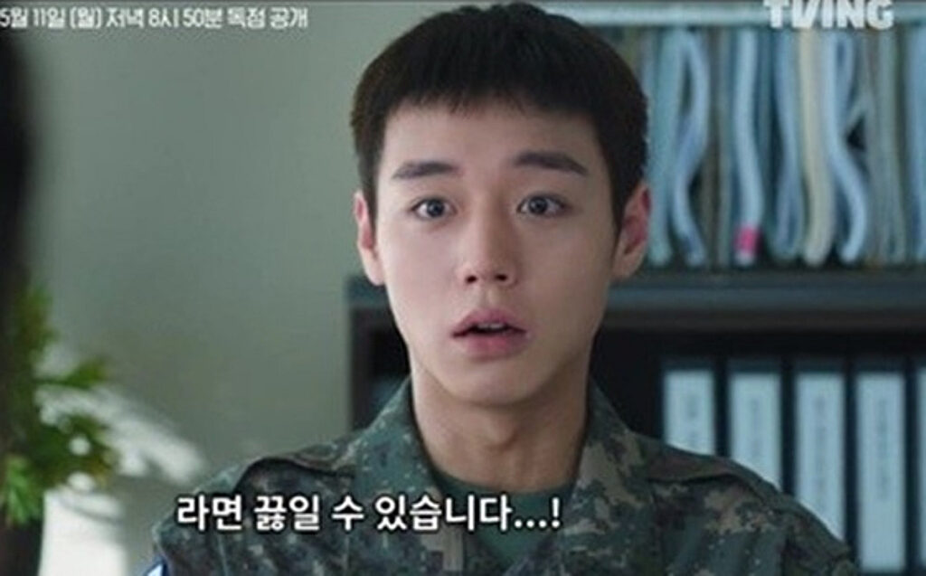 「千万人俳優」パク・ジフン、二等兵になった..料理で部隊を制圧 [調理兵が伝説になる] | STARNEWS