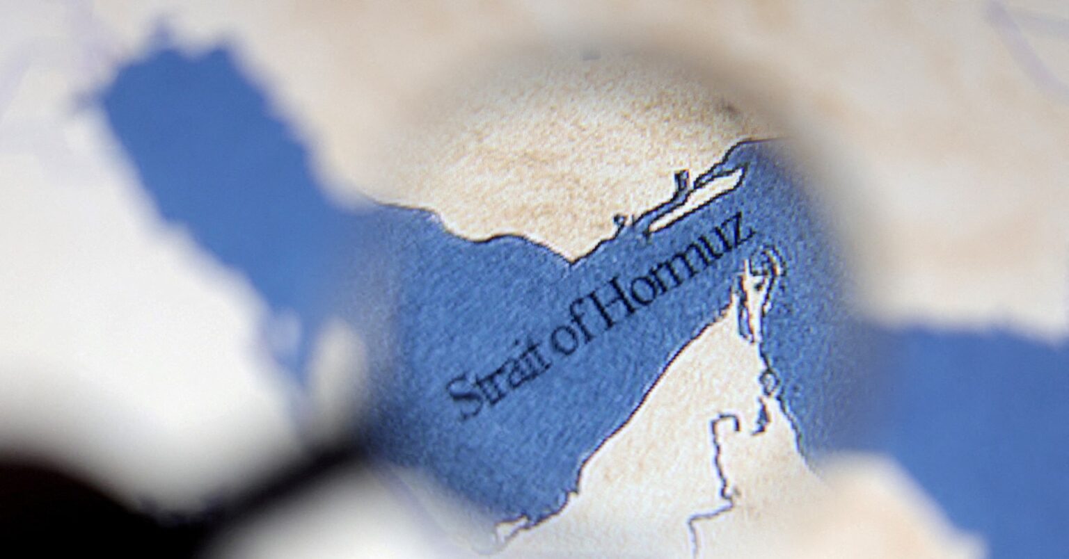 ホルムズ海峡の船舶通過、停戦後も停滞　イランが航行ルート指示 | ロイター