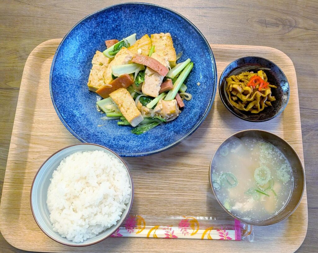 充実の定食類に「お母さんの味」　母娘3人で三刀流の顔　沖縄市のゆうちゃん弁当 | 胃心地いいね | 沖縄タイムス＋プラス