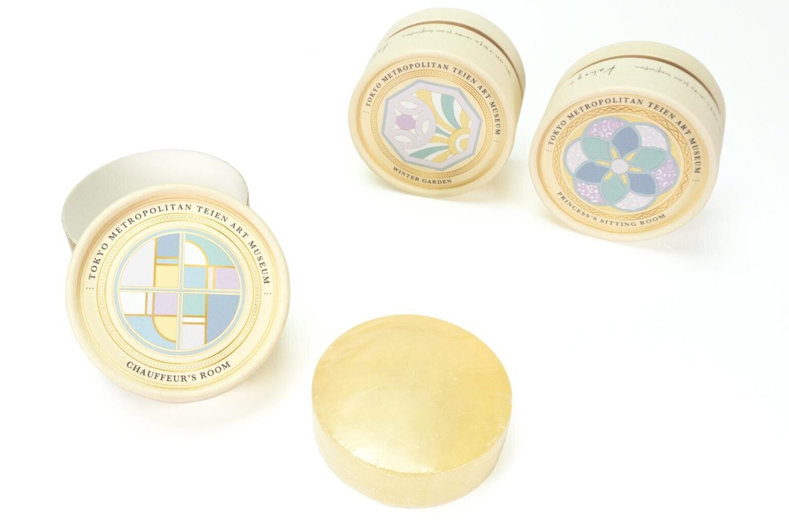 東京都庭園美術館の“持ち帰りできる”アール・デコ、館内装飾が“パステルカラー”の丸形石けんに - ファッションプレス