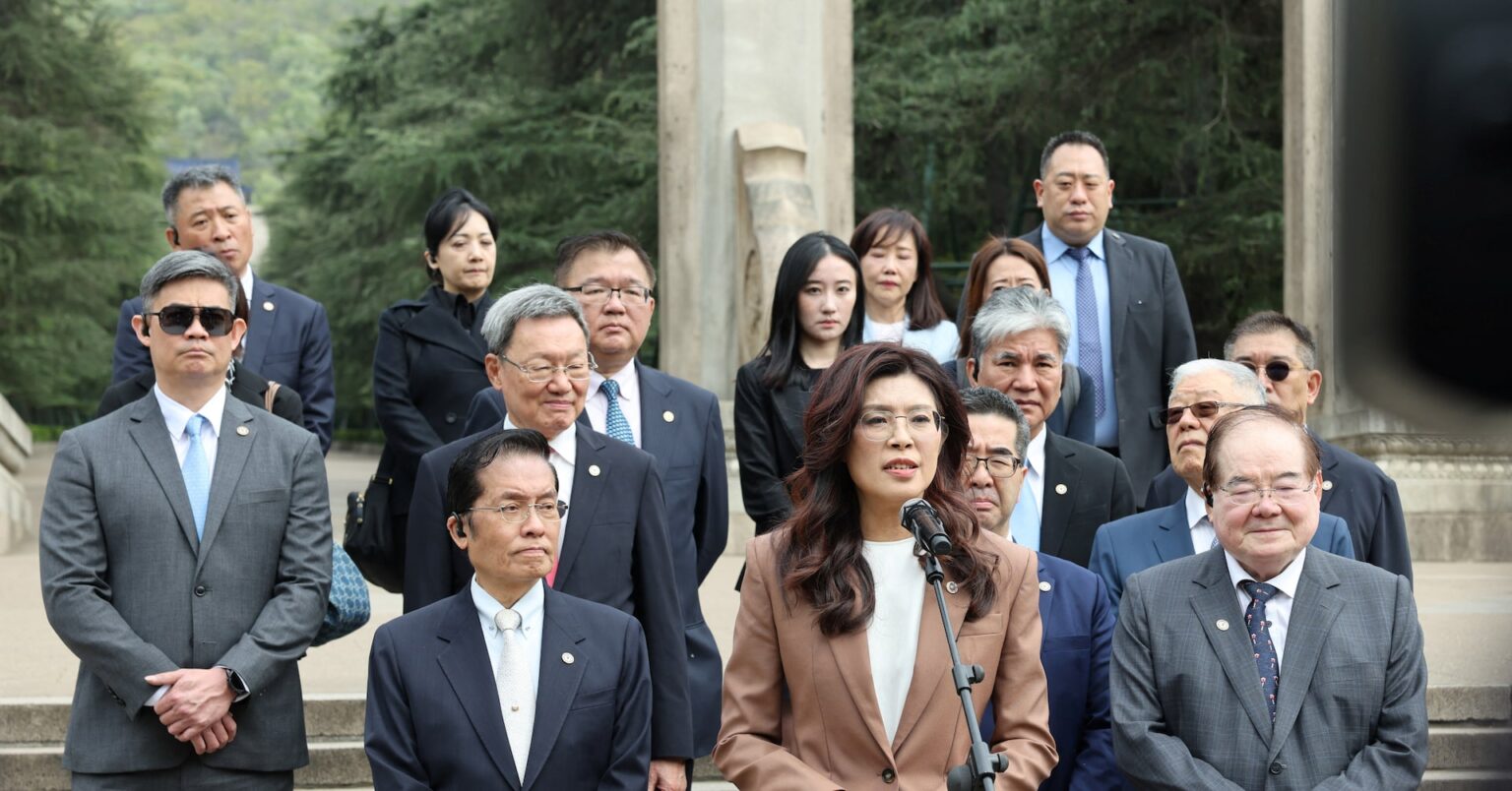 中国主席が台湾野党党首と会談、「海峡両岸は一つの家族」 | ロイター