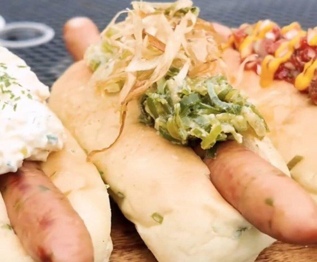 埼玉県の道の駅で味わう「深谷ねぎドッグ」とは？3種の食べ比べに「ねぎが香ばしい」「個性を楽しめる」 | LIMO | くらしとお金の経済メディア