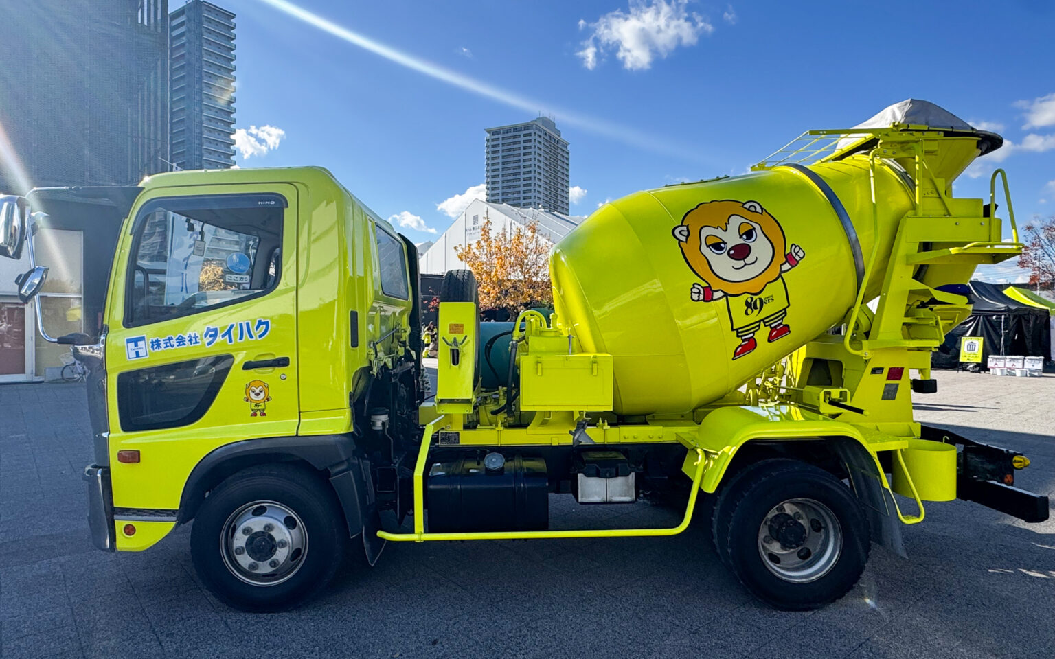 タイハク、生コンクリートミキサー車で「巨大ガラポン」を制作 なくてはならない価値を体験で伝える - Car Watch