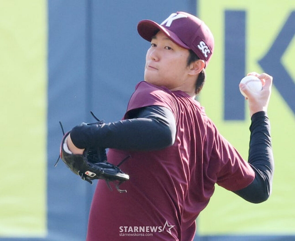 「アン·ウジン、韓国最高の投手→どれほどすごいか見てみよう」キム·テヒョンも気になる | STARNEWS