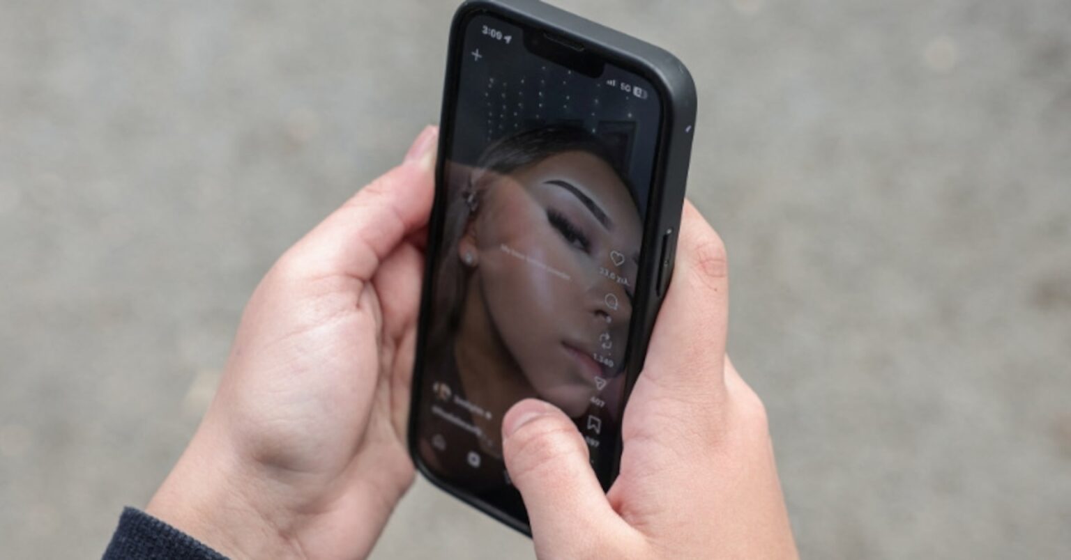 ギリシャ、15歳未満のＳＮＳ利用禁止へ　来年1月から | ロイター