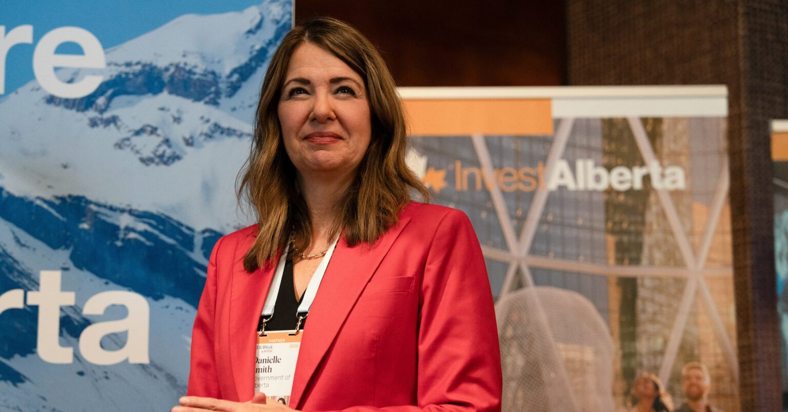 カナダの原油輸送管計画、中東・アジアが関心＝アルバータ州首相 | ロイター