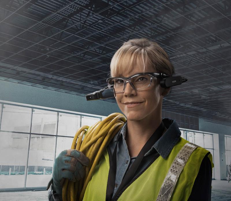 ビュージックス製品の使用イメージ。屋外作業から医療領域まで幅広い用途を想定している。 