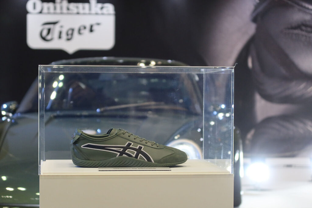 オニツカタイガーからレストモッド車両をイメージした特別なドライビングシューズが登場【オートモビル カウンシル2026】 【ニュース】 - webCG