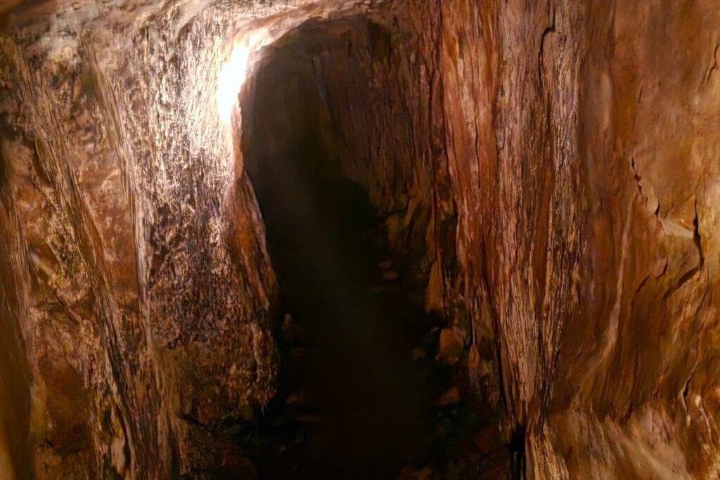 滋賀県にある「岩肌むき出しの狭いトンネル」 暗くて狭く、足元はぬかるんだ道に仰天 | LIMO | くらしとお金の経済メディア 滋賀県にある「岩肌むき出しの狭いトンネル」 暗くて狭く、足元はぬかるんだ道に仰天 | LIMO | くらしとお金の経済メディア